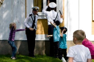Kids (incl. Sam) showing the police where the thieves are